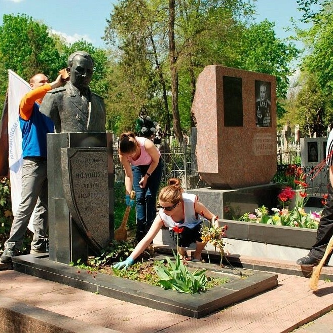 Фото Уборка могилы: как часто нужна