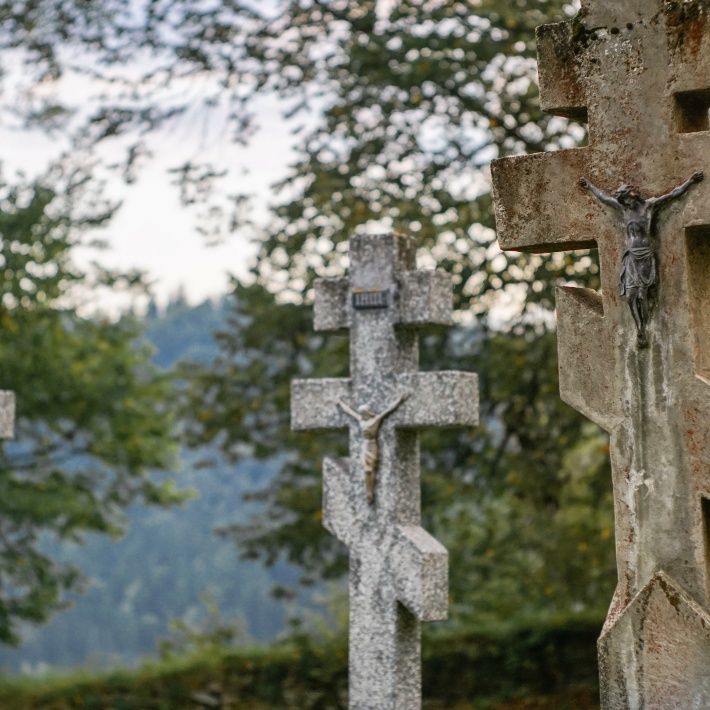 Фото Где ставят крест на могиле: традиции и современность