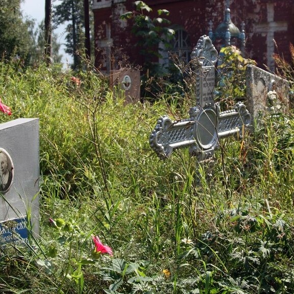 Фото Как избавиться от травы на кладбище