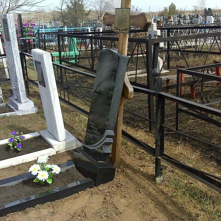 Как укрепить памятник на кладбище