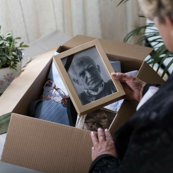 Фото Как поступить с вещами усопшего?