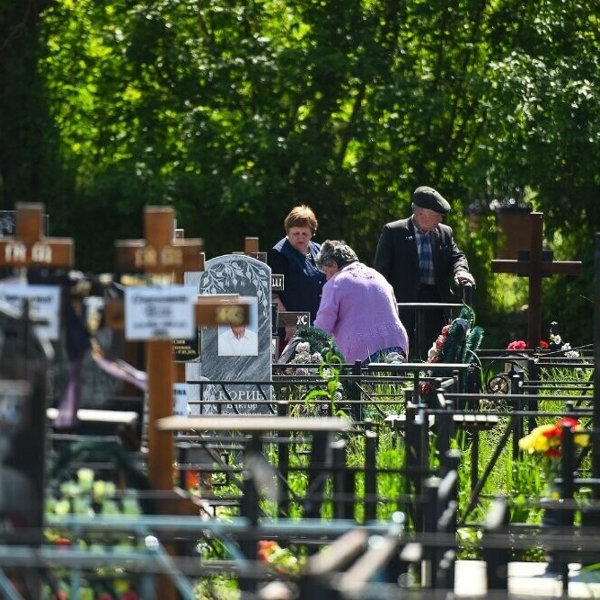 Фото Мифы о посещении кладбища: можно ли посещать могилу в день рождения усопшего