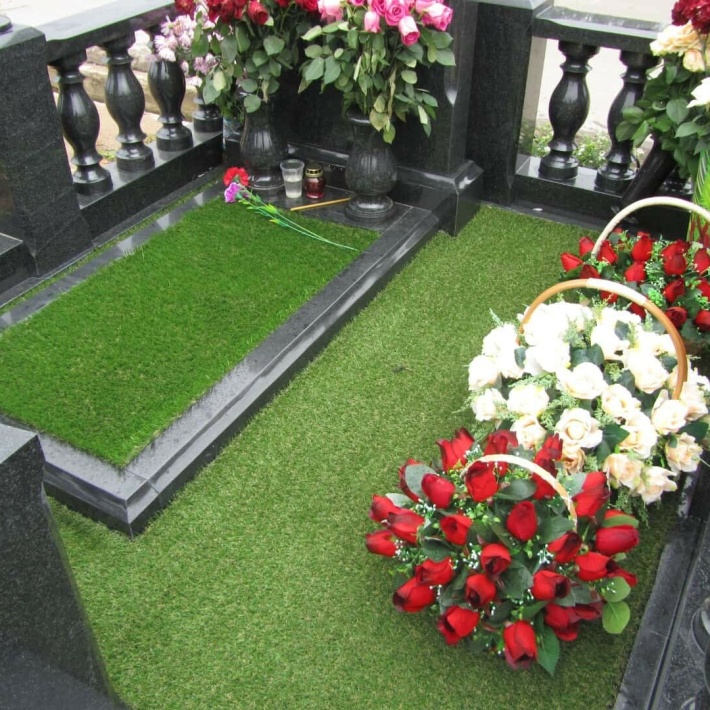 Фото Искусственный газон на могилу: современное решение для благоустройства могил