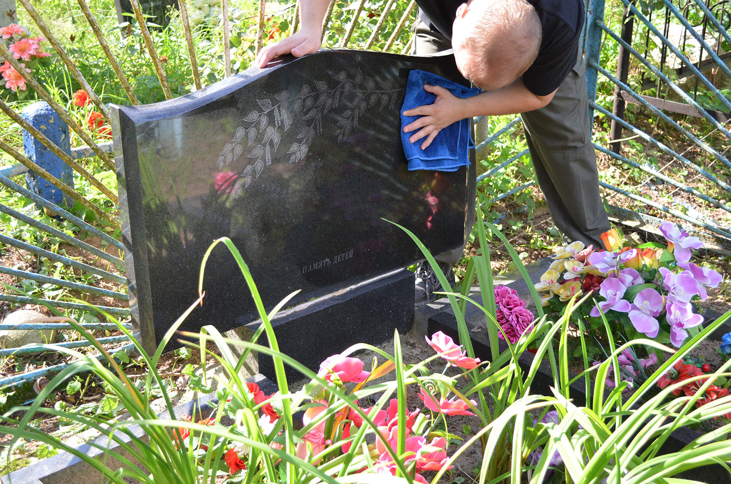 фото Уборка могил на кладбище в Москве